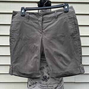 Theory green mid rise Bermuda cuffed shorts with pockets